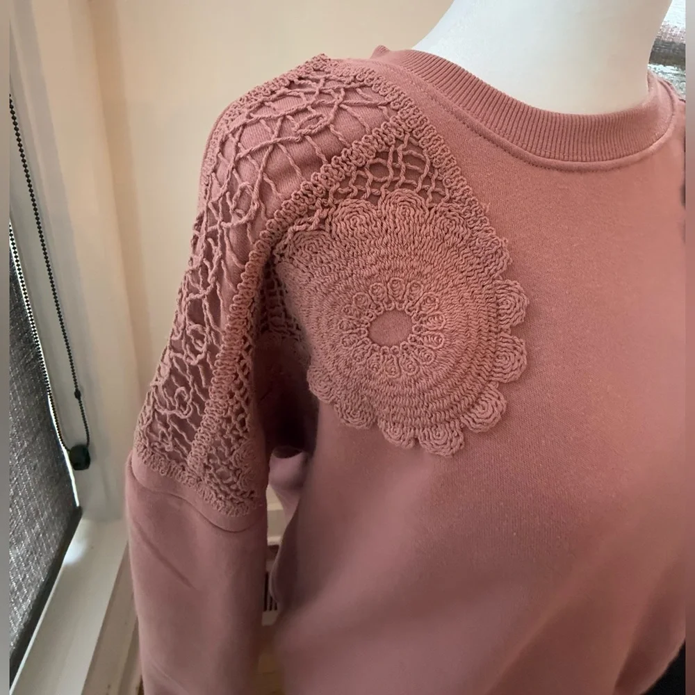 NWT. C&C California. Daisy Appliqué Sweatshirt. Dusty Rose. Size Medium. - Picture 4 of 8